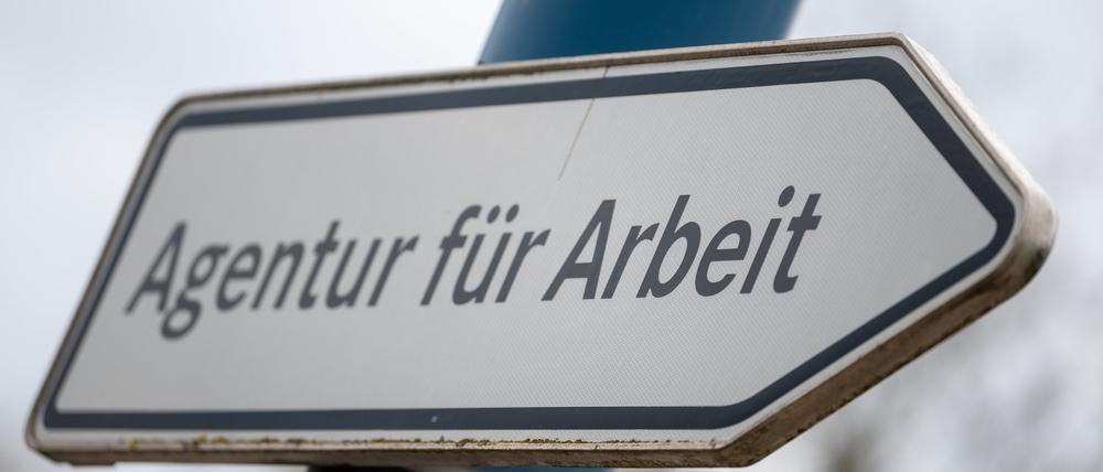 Die Zahl der Arbeitslosen in Deutschland ist im September im Vergleich zum August nur leicht um 69.000 auf 2,627 Millionen gesunken.