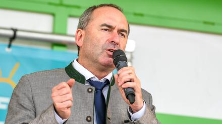 Der bayerische Wirtschaftsminister und Stellvertreter von Ministerpräsident Markus Söder (CSU), Hubert Aiwanger,  bezeichnete die Aussage von Friedrich Merz als „etwas zugespitzt und flapsig“. 