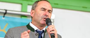 Der bayerische Wirtschaftsminister und Stellvertreter von Ministerpräsident Markus Söder (CSU), Hubert Aiwanger,  bezeichnete die Aussage von Friedrich Merz als „etwas zugespitzt und flapsig“. 