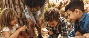 Kinder lernen in der Natur. 