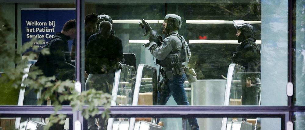 Der Täter sei festgenommen und die Schusswaffe sichergestellt worden, teilte Polizeichef Fred Westerbeke mit.