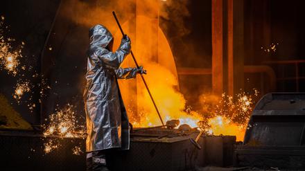 Ein Stahlarbeiter bei Thyssenkrupp in Duisburg am Hochofen (Archivbild von 2023).