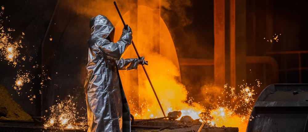 Ein Stahlarbeiter bei Thyssenkrupp in Duisburg am Hochofen (Archivbild von 2023).