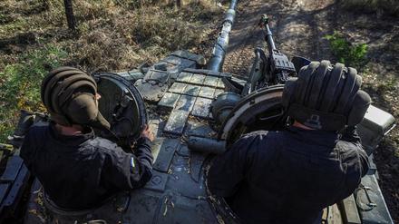 Ukrainische Soldaten in einem Panzer nahe Donetsk. 