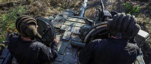 Ukrainische Soldaten in einem Panzer nahe Donetsk. 