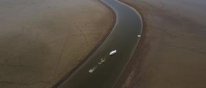 Boote fahren durch einen Abschnitt des Amazonas, der von einer schweren Dürre betroffen ist.