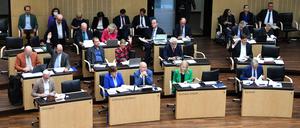  Die Ländervertreter heben während der Sitzung des Bundesrats bei einer Abstimmung die Hand. Themen der ersten Sitzung nach der Sommerpause sind neben dem Schwerpunkt Heizungsgesetz auch Verbandsklagen und die Cannabislegalisierung. 