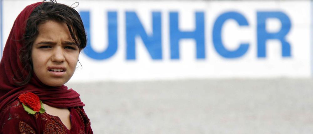 Ein Mädchen vor einem UNHCR-Camp in Afghanistan.