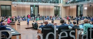 Die Ländervertreter kommen zur Sitzung des Bundesrats zusammen. Themen der ersten Sitzung nach der Sommerpause sind neben dem Schwerpunkt Heizungsgesetz auch Verbandsklagen und die Cannabislegalisierung. 