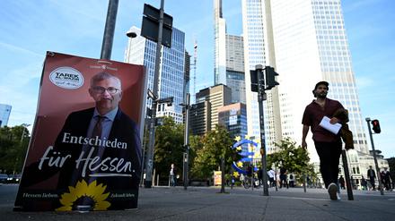 Das Plakat ist abgerutscht, die Umfragen für Tarek Al-Wazirs Grüne auch.