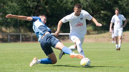 Egzon Ismaili (r., gegen Felix Kausch vom RSV Eintracht) führt mit dem BFC Preussen die Tabelle der Berlin-Liga an.  