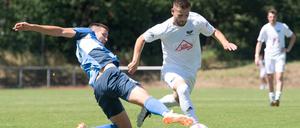 Egzon Ismaili (r., gegen Felix Kausch vom RSV Eintracht) führt mit dem BFC Preussen die Tabelle der Berlin-Liga an.  