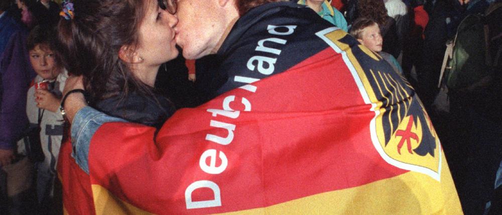 Sehen wir hier die große deutsche Einheit? Ein Berliner Kuss im Überschwang des Mauerfalls