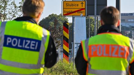 Zwei Beamte der Bundespolizei stehen am deutsch-polnischen Grenzübergang Stadtbrücke bei einer Kontrolle (Archivbild vom September 2023).