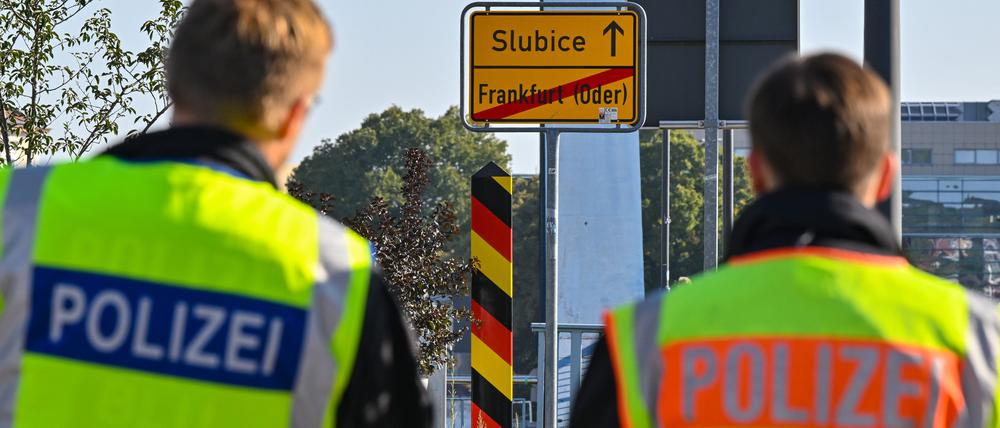 Zwei Beamte der Bundespolizei stehen am deutsch-polnischen Grenzübergang Stadtbrücke bei einer Kontrolle gegen die Schleuserkriminalität. Derzeit werden in dieser Grenzregion zu Polen mehrfach am Tag Migranten aufgegriffen.
