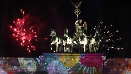 Feuerwerkskörper werden während der ZDF-Silvester-Show vor dem Brandenburger Tor abgefeuert. Die Show wird live im Fernsehen ausgestrahlt. 