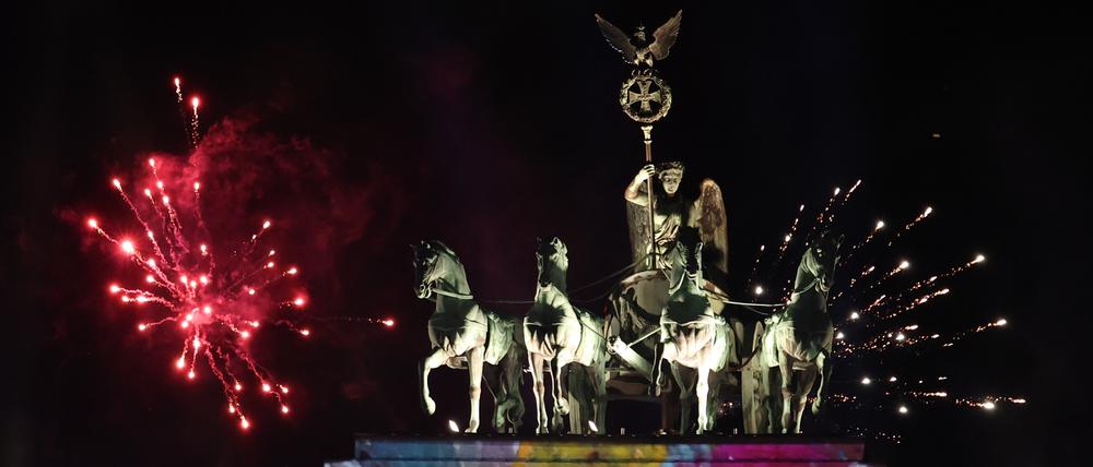 Feuerwerkskörper werden während der ZDF-Silvester-Show vor dem Brandenburger Tor abgefeuert. Die Show wird live im Fernsehen ausgestrahlt. 