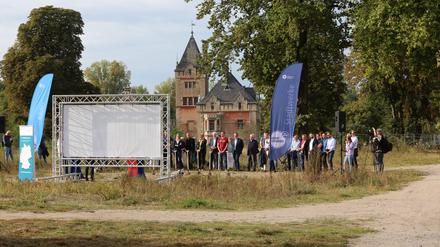 Spatenstich für den Neubau Strandbad Babelsberg – auch Bürgermeister Burkhard Exner ist dabei.