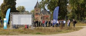 Spatenstich für den Neubau Strandbad Babelsberg – auch Bürgermeister Burkhard Exner ist dabei.