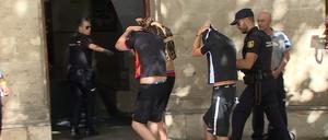 Polizisten führen die Verdächtigen im Fall einer Gruppenvergewaltigung zum Termin mit dem Haftrichter auf Mallorca.