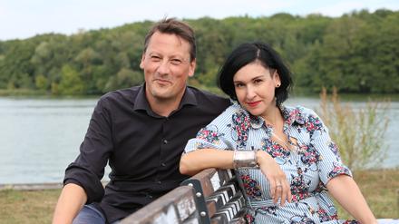Ost liebt West, West liebt Ost: Zu Hause erzählt der Potsdamer Sascha Krämer seiner Partnerin Nooscha Aubel auch über das Leben in der DDR.