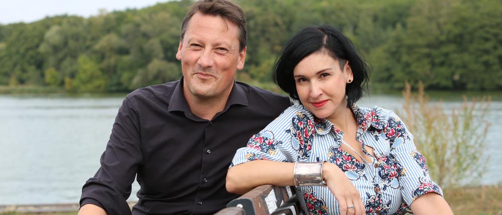 Ost liebt West, West liebt Ost: Zu Hause erzählt der Potsdamer Sascha Krämer seiner Partnerin Nooscha Aubel auch über das Leben in der DDR.