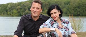Ost liebt West, West liebt Ost: Zu Hause erzählt der Potsdamer Sascha Krämer seiner Partnerin Nooscha Aubel auch über das Leben in der DDR.