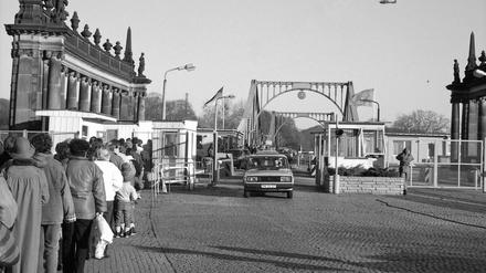 Schlangestehen am Grenzübergang. Die Glienicker Brücke am 12. November 1989.