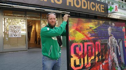 Jonas Hödicke stellt seine Kunstwerke in einem früheren Fotostudio am Kurfürstendamm aus.