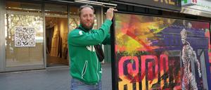 Jonas Hödicke stellt seine Kunstwerke in einem früheren Fotostudio am Kurfürstendamm aus.