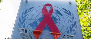  Genf, Schweiz - 27. Mai 2021: Das Emblem von UNAIDS in Genf, welche zur WHO World Health Organization gehört.