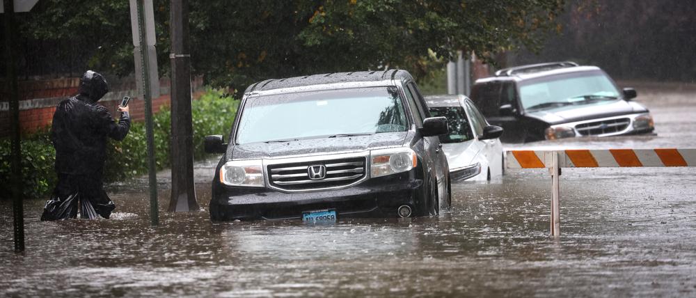 Ein Anwohner fotografiert sein überflutetes Fahrzeug während eines schweren Regensturms im New Yorker Vorort Mamaroneck in Westchester County.