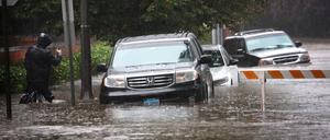 Ein Anwohner fotografiert sein überflutetes Fahrzeug während eines schweren Regensturms im New Yorker Vorort Mamaroneck in Westchester County.