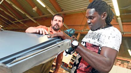 Asylbewerber Omar Ceesay bereitet sich in einer schwäbischen Tischlerei auf seine Ausbildung vor.