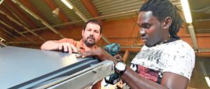 Asylbewerber Omar Ceesay bereitet sich in einer schwäbischen Tischlerei auf seine Ausbildung vor.