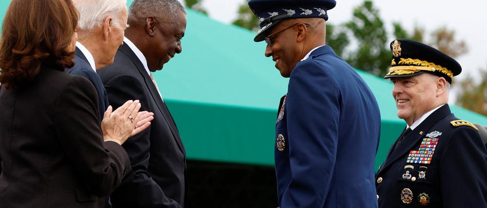 US-Verteidigungsminister Lloyd Austin schüttelt dem neuen Generalstabschef Charles Brown die Hand.