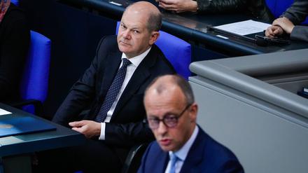 Bundeskanzler Olaf Scholz (hinten) und CDU-Chef Friedrich Merz