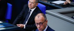 Bundeskanzler Olaf Scholz (hinten) und CDU-Chef Friedrich Merz