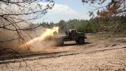 Russische Streitkräfte setzen in Liman einen Mehrfachraketenwerfer ein.
