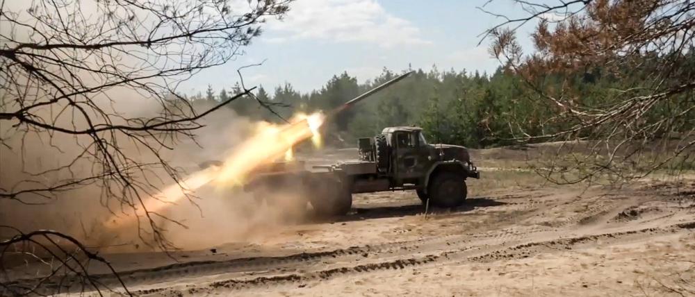 Russische Streitkräfte setzen in Liman einen Mehrfachraketenwerfer ein.