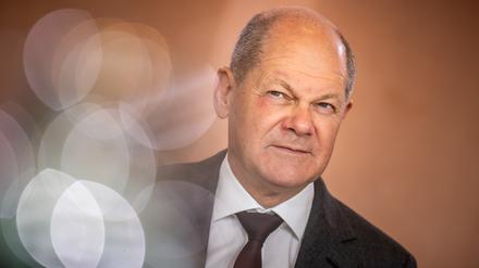 27.09.2023, Berlin: Bundeskanzler Olaf Scholz (SPD) wartet auf den Beginn der Sitzung des Bundeskabinetts im Kanzleramt. Das Kabinett will will ein Gesetzesvorhaben zur Kindergrundsicherung auf den Weg bringen. Foto: Michael Kappeler/dpa +++ dpa-Bildfunk +++