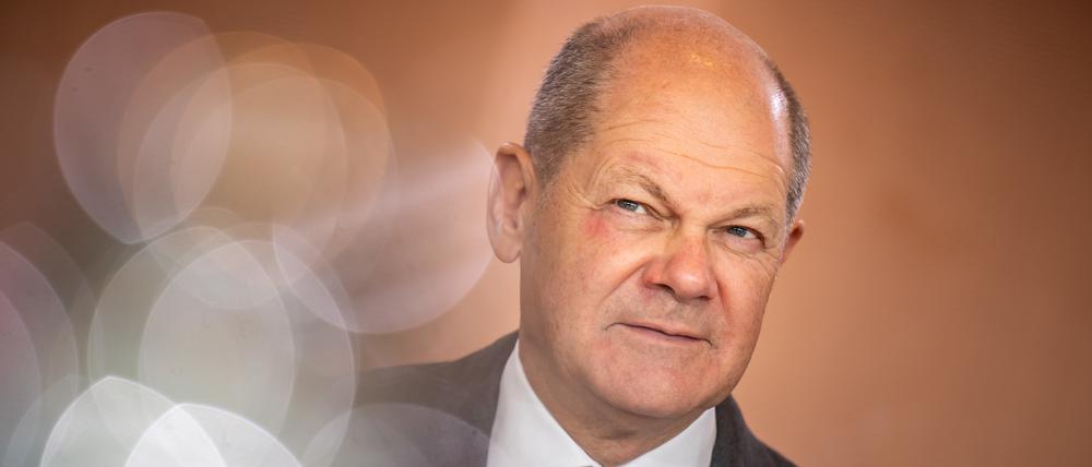 27.09.2023, Berlin: Bundeskanzler Olaf Scholz (SPD) wartet auf den Beginn der Sitzung des Bundeskabinetts im Kanzleramt. Das Kabinett will will ein Gesetzesvorhaben zur Kindergrundsicherung auf den Weg bringen. Foto: Michael Kappeler/dpa +++ dpa-Bildfunk +++