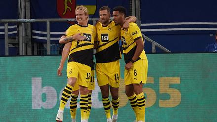 Niclas Füllkrug (M.) hat sein erstes Tor für Borussia Dortmund erzielt. 