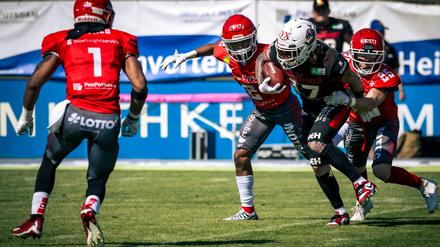 Die Potsdam Royals bei den diesjährigen Playoffs gegen einen Spieler (M.) der New Yorker Lions Braunschweig. 