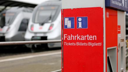  Ein Fahrkartenautomat der Deutschen Bahn.