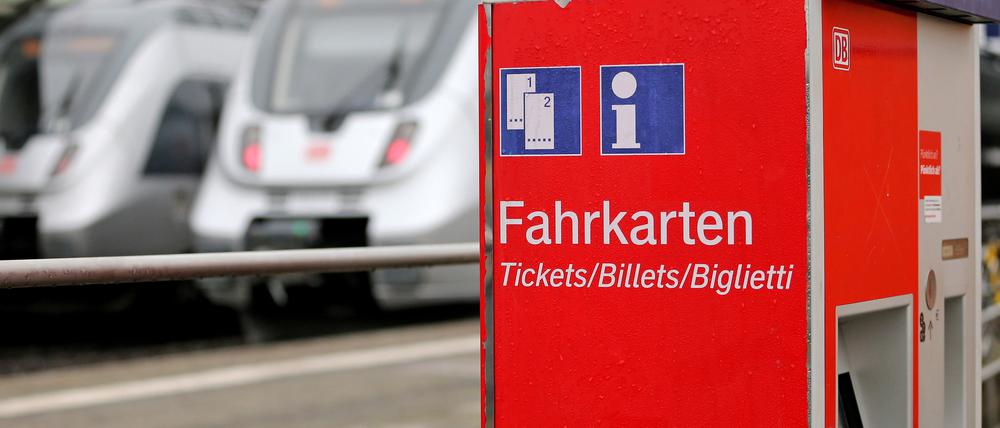  Ein Fahrkartenautomat der Deutschen Bahn.
