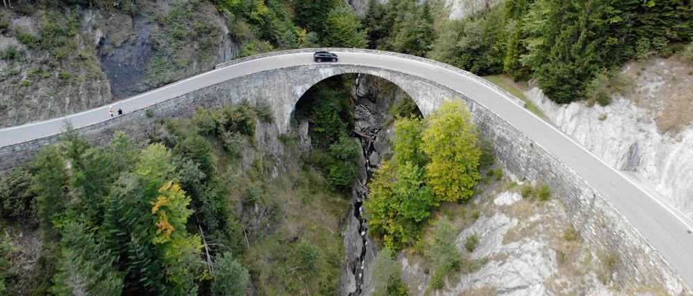 Die Absturzstelle auf der Großtobelbrücke bei Au in Vorarlberg in Österreich.