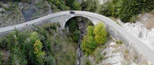 Die Absturzstelle auf der Großtobelbrücke bei Au in Vorarlberg in Österreich.
