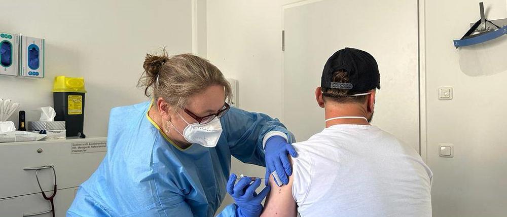 Das Foto des Gesundheitsamtes Berlin-Reinickendorf zeigt einen Asylbewerber, der im Zuge eines Masernausbruchs geimpft wird.