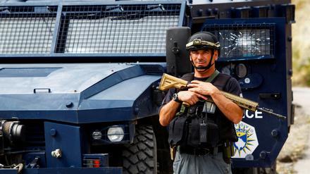 Ein kosovarischer Polizist schiebt Wache im Dorf Banjska, dem Schauplatz der tödlichen Attacke am 24. September. 